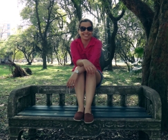 Aqui no Parque Farroupilha, me achando a diva com minhas alpargatas novas de capivara. #omg!